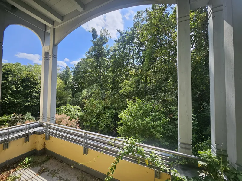 ++Vopeliuspfad++Traumhaft schöne Altbauwohnung im 1. OG mit 2 Balkonen und Einbauküche++ — photo 1